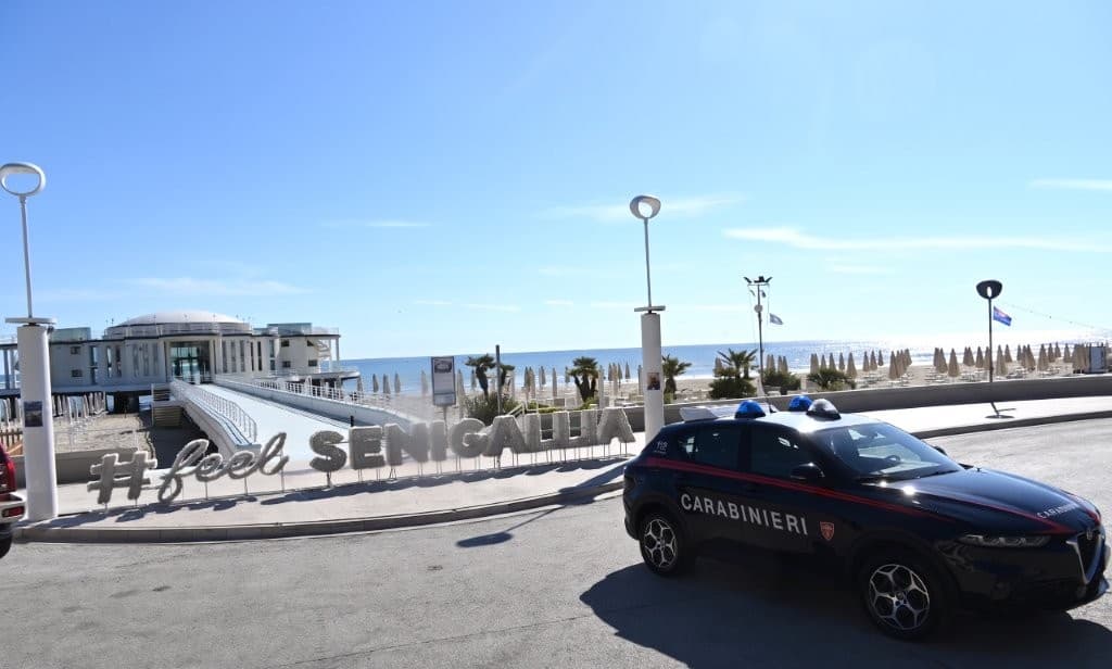 Tradito dallo spinello gettato via:  ha una centrale per la marijuana in casa