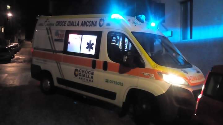 Picchiato alla mensa:  fugge in centro e crolla in piazza