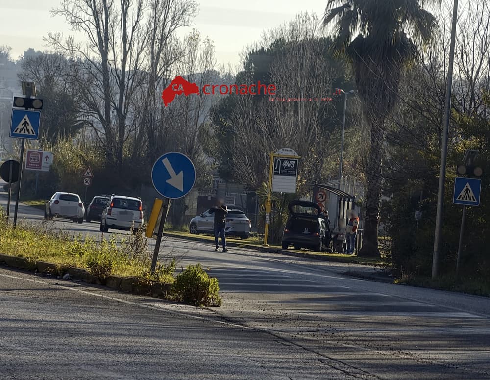 Scontro tra due auto,  una ‘vola’ contro la pensilina   della fermata del bus