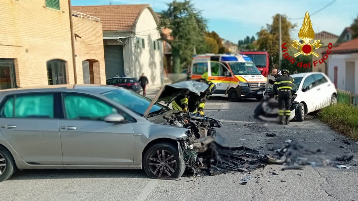 Frontale tra due auto, strada chiusa