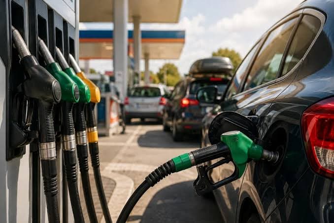Ferragosto, rincari sui carburanti: benzina sfiora i 2 euro, diesel oltre 2,08