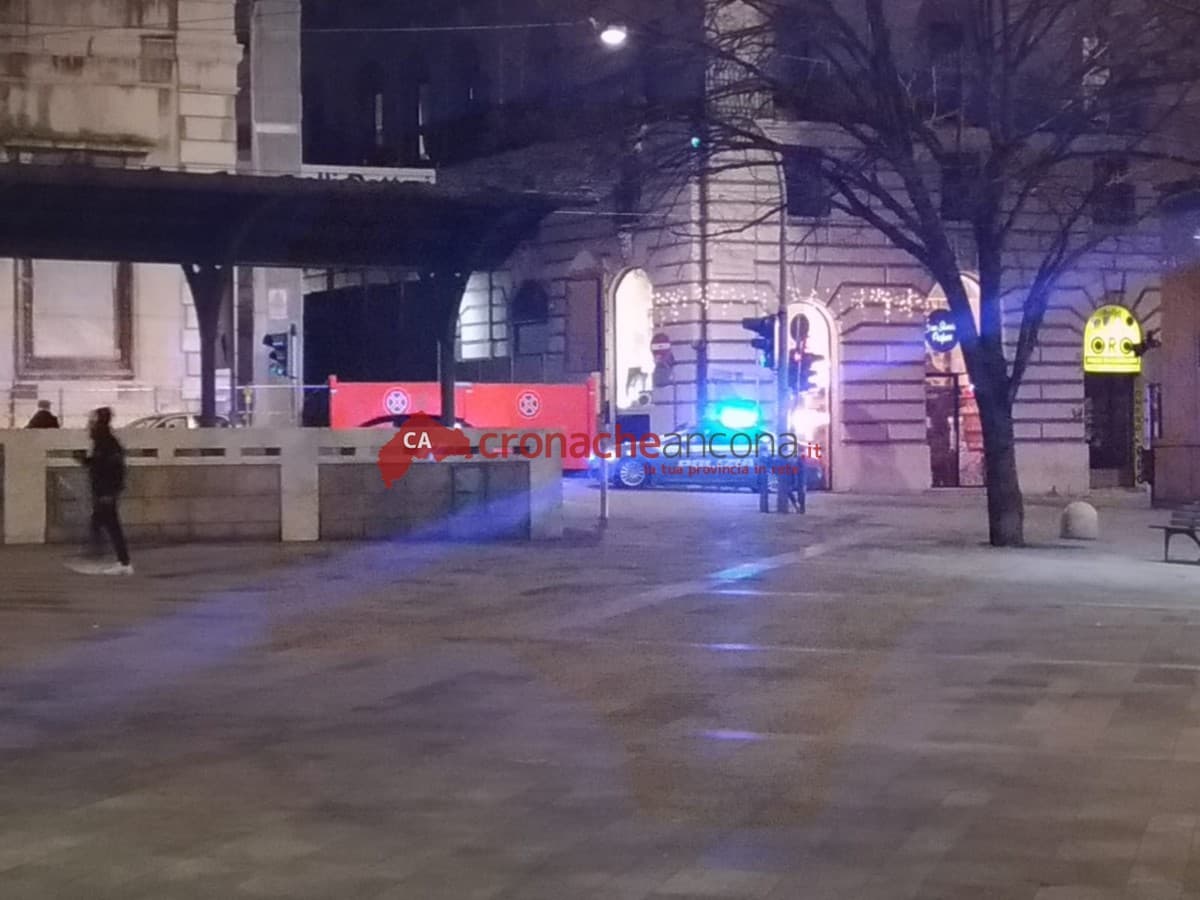 Lite alla fermata dei bus in centro,  interviene la polizia: denunciati in sei