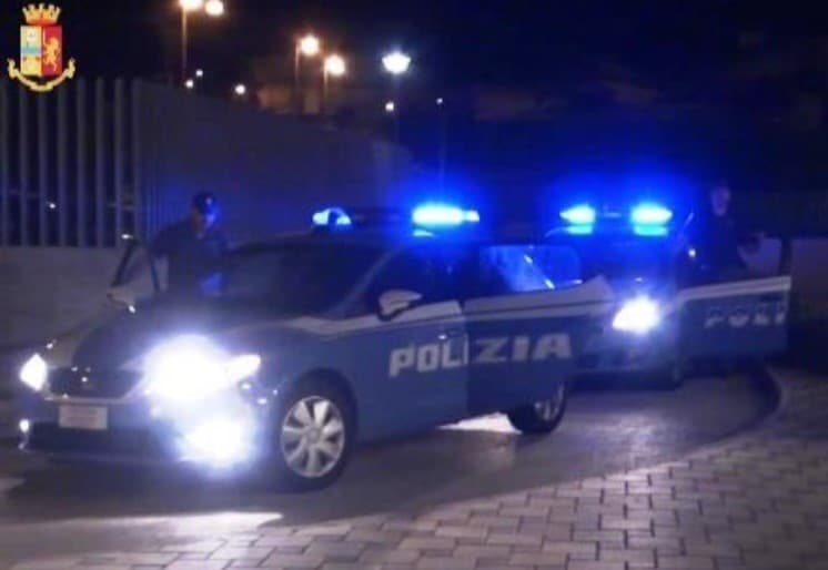 Minaccia le parenti con un coltello  e si scaglia contro i poliziotti:  estratto il Taser