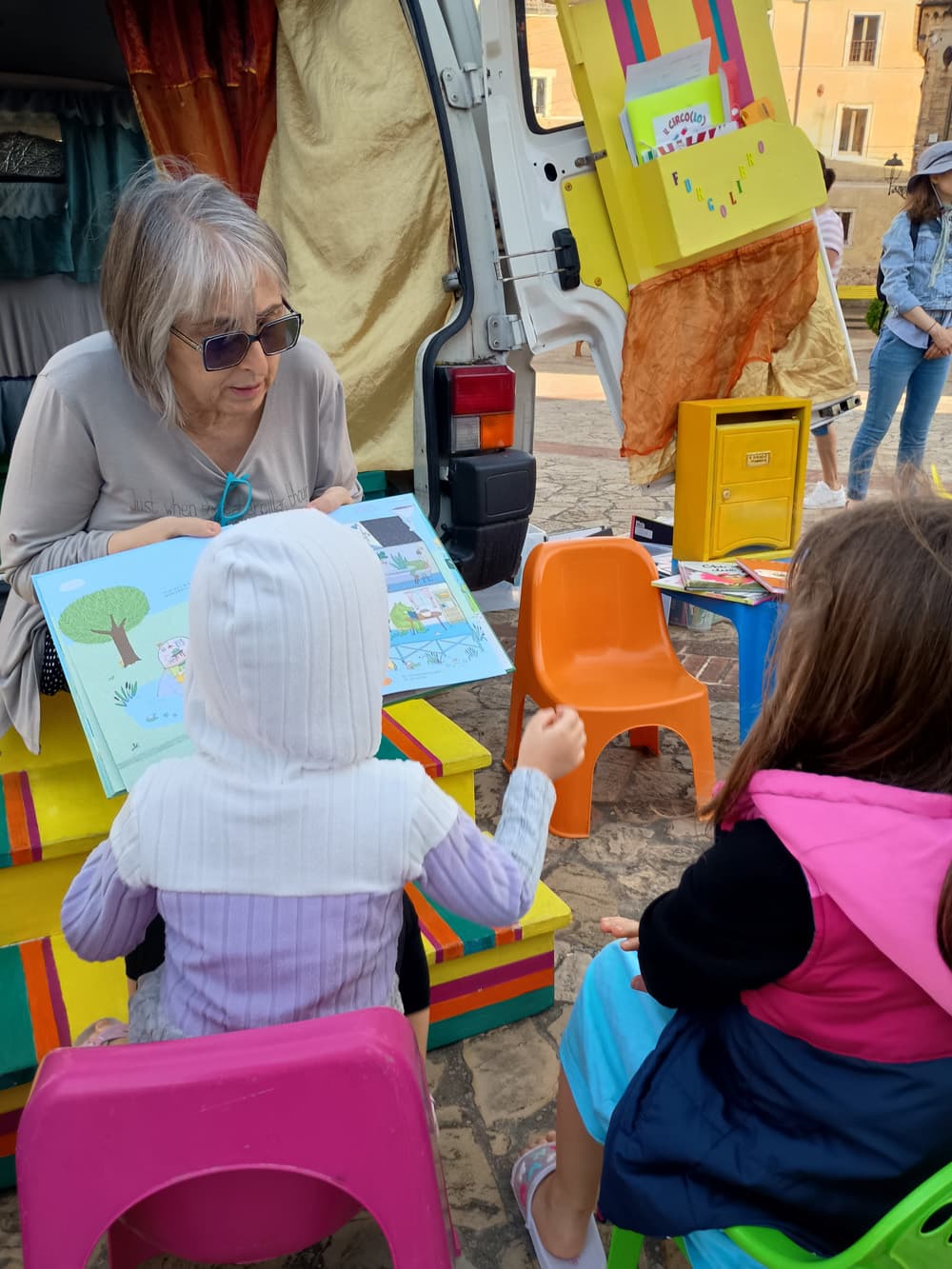 A Rocca Mare fanno tappa il Furgolibro e il Circo(lo) Itinerante