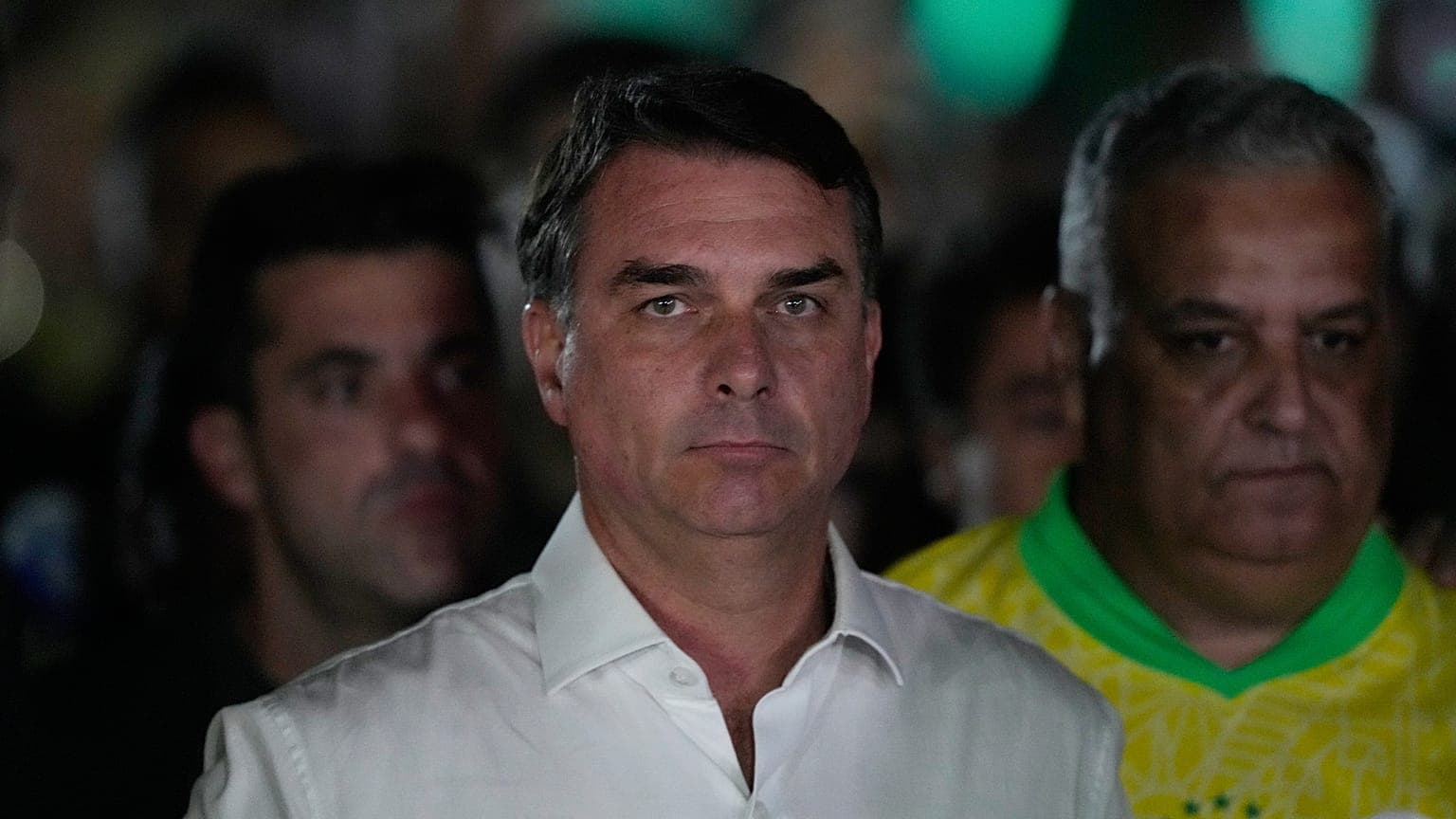 Flávio Bolsonaro si trasferisce negli Stati Uniti dopo la sconfitta elettorale: il caso del passaporto italiano