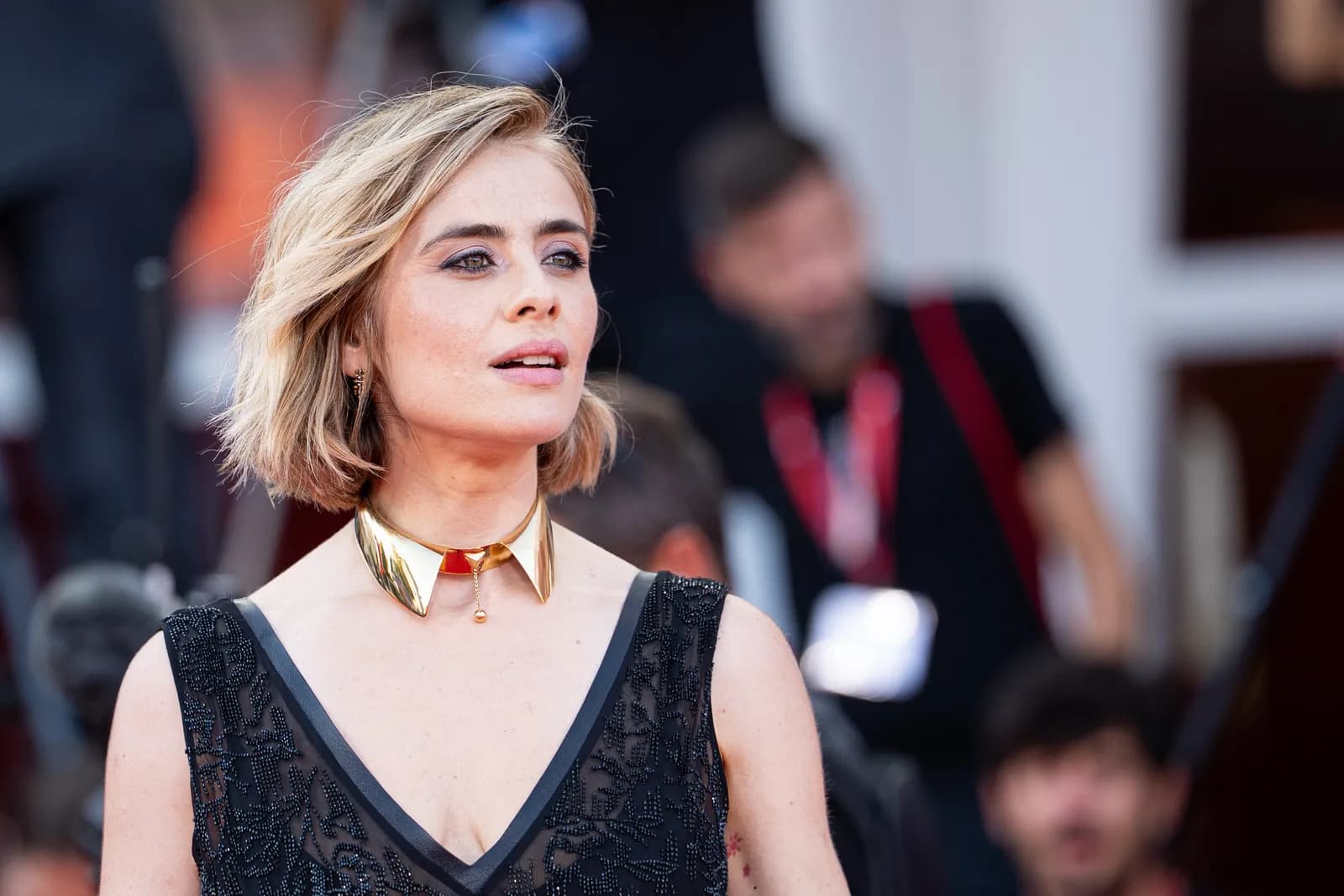 Greta Scarano a Venezia: un gesto simbolico contro la violenza di genere