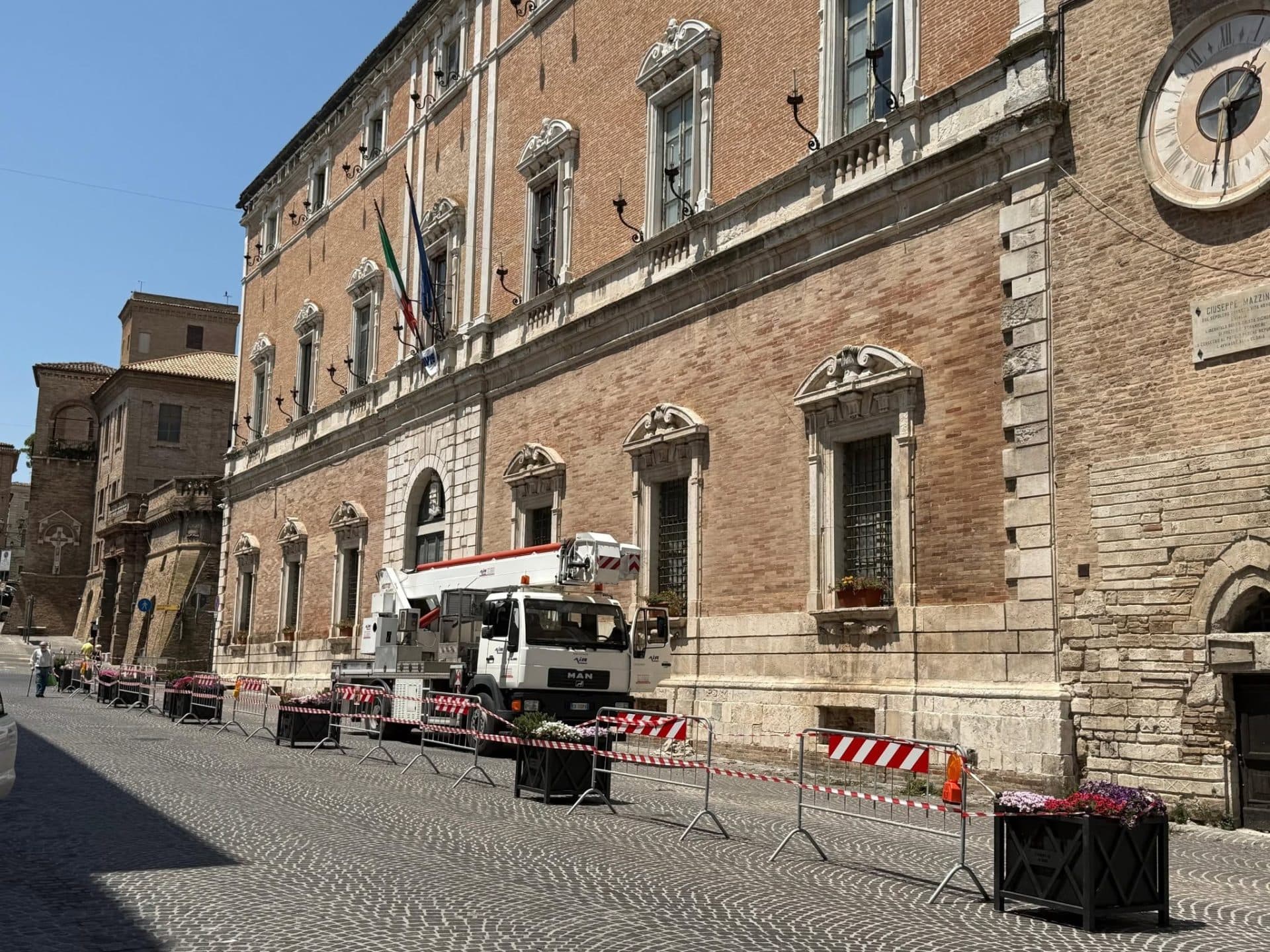 Cornicione pericolante,  partiti i lavori sulla facciata  di Palazzo comunale