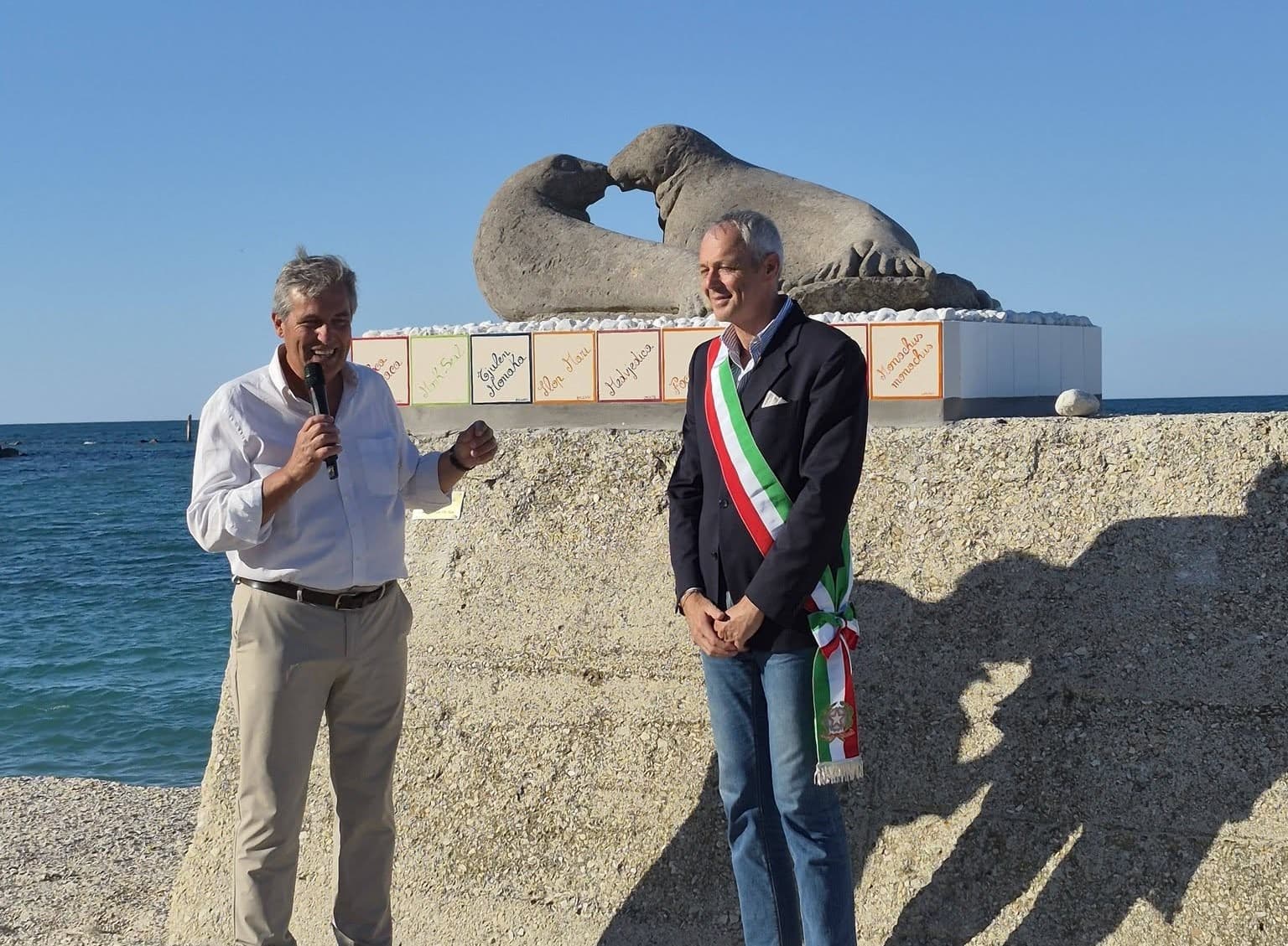 La foca monaca nel cuore dei numanesi:  la sua statua ora si affaccia sul porto