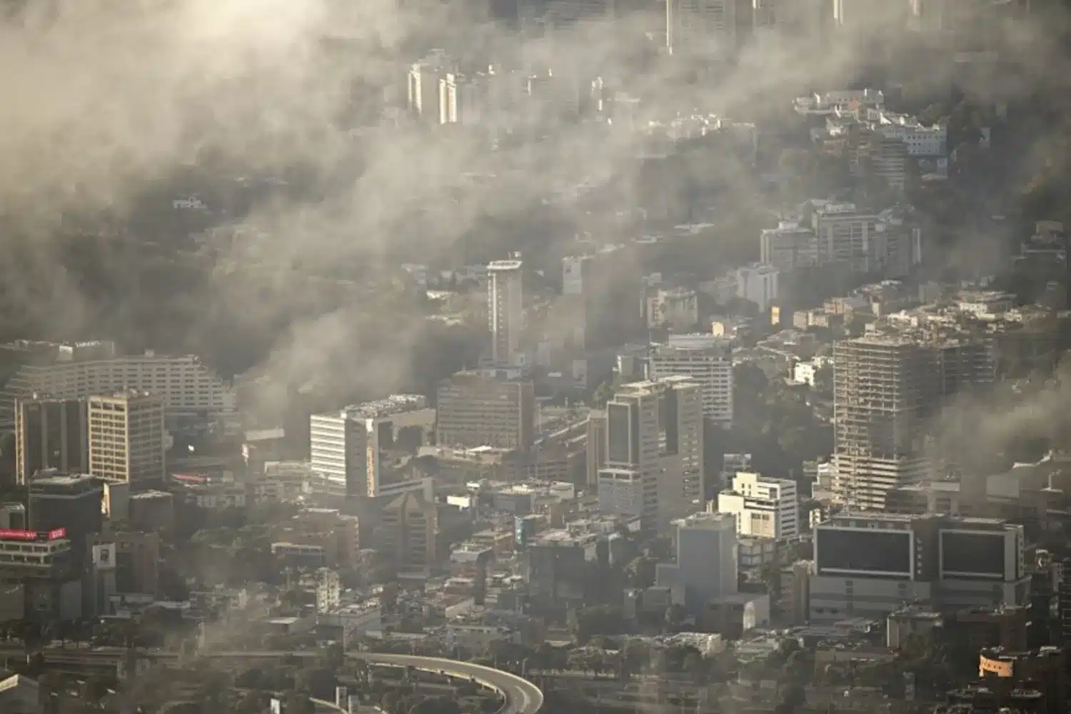 Raid americani sui cieli di Caracas. Catturati Madauro e la moglie. La guerra di Trump contro il narcotraffico, ma è il petrolio che interessa a Washington