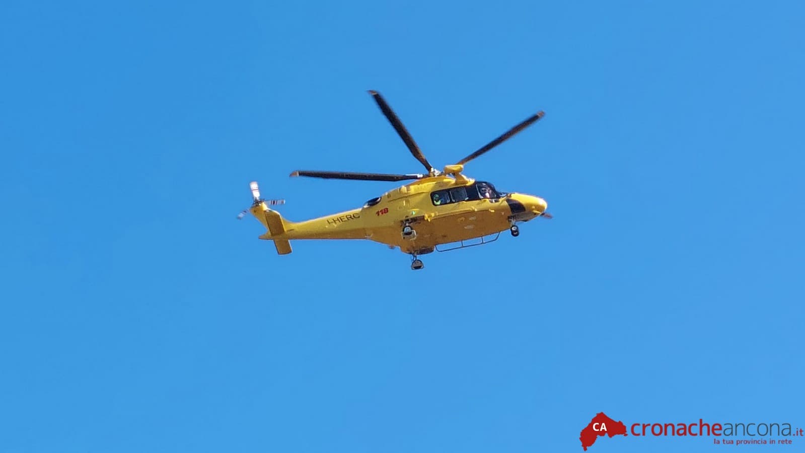 Anziano investito da un furgone:  trasportato in eliambulanza a Torrette