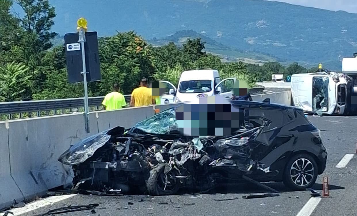 Incidente sulla Superstrada Ascoli-Mare: schianto tra auto e furgone,  muore una donna