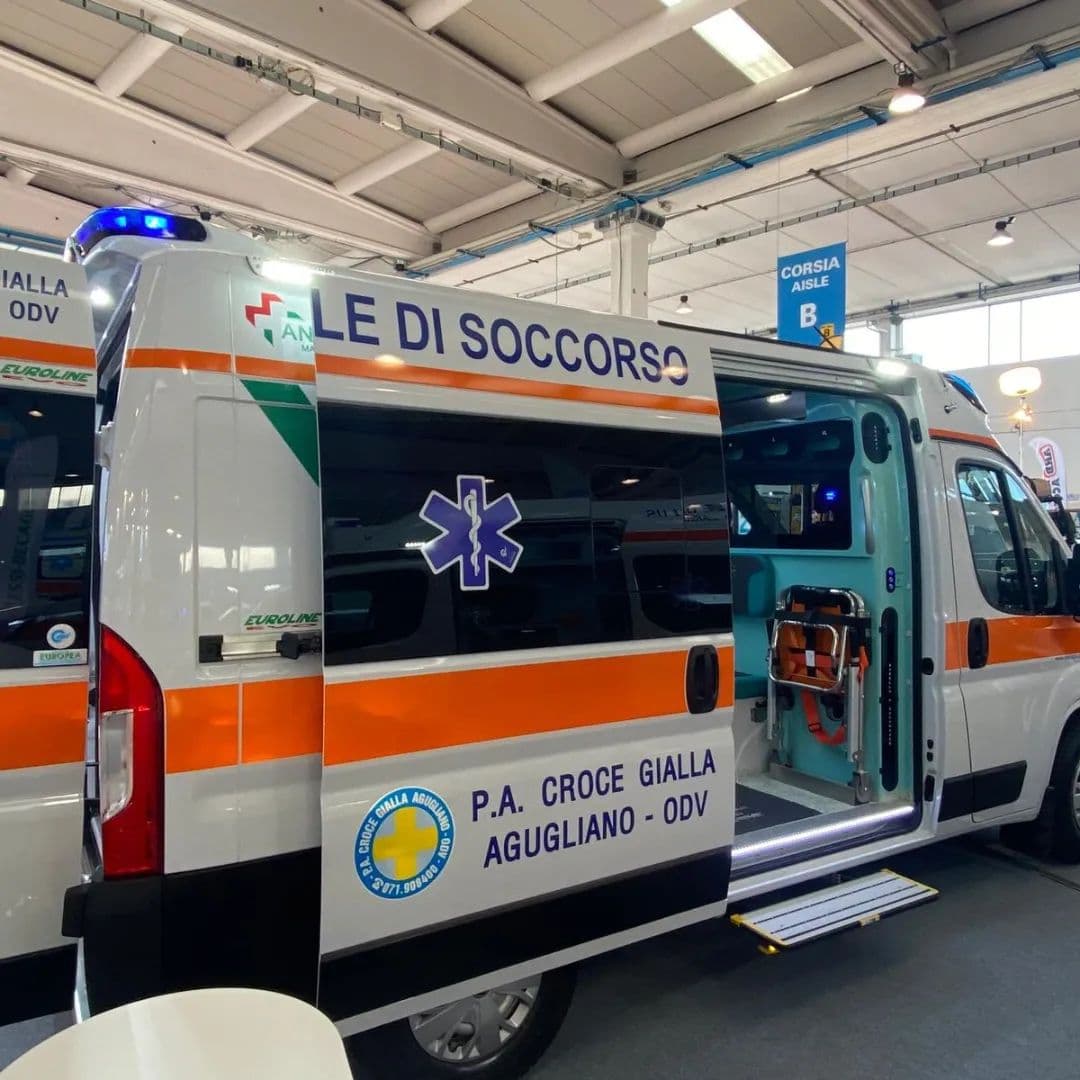 Perde il controllo dello scooter sul dosso  e vola sull’asfalto: ferita una 45enne