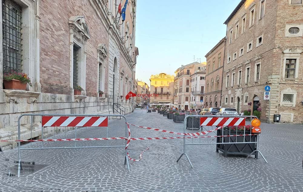 Pezzo di cornicione si stacca  da Palazzo comunale e piomba  sulla piazza, salvi i passanti
