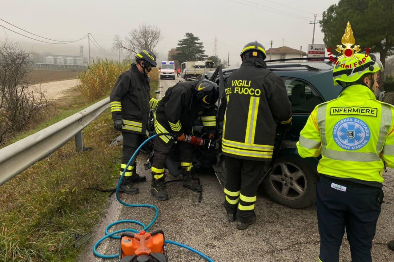 Incidente sulla Corinaldese,  schianto tra auto e camion