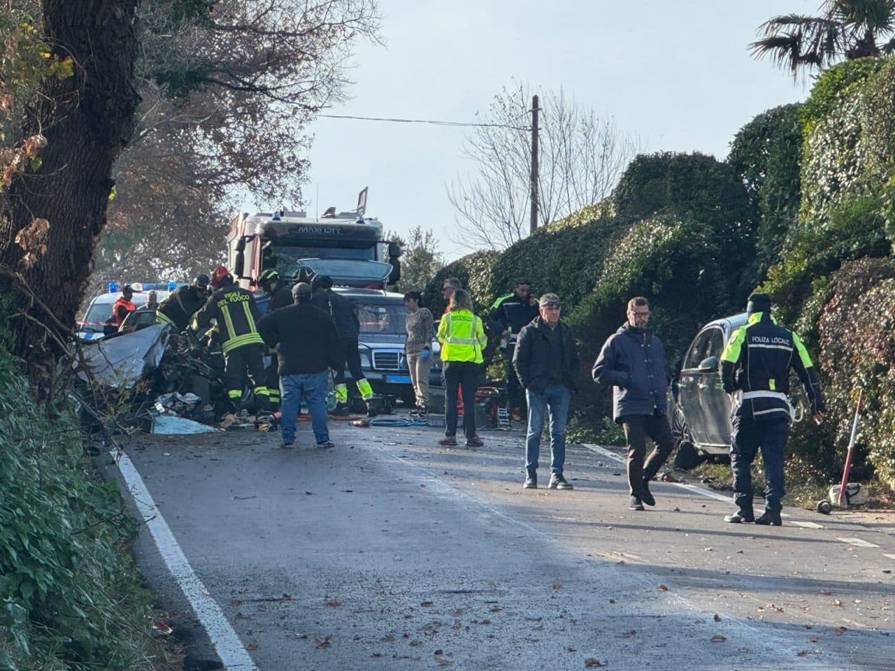 Schianto violentissimo dopo un sorpasso:  morto un uomo di 60 anni