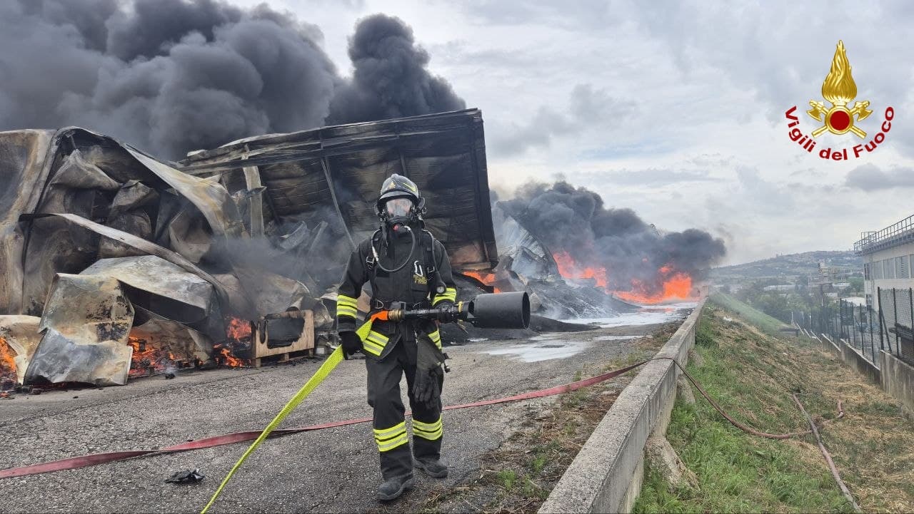 Incendio alla Giba Stampi,  l’Arpam certifica:  «Nessun inquinamento ambientale»