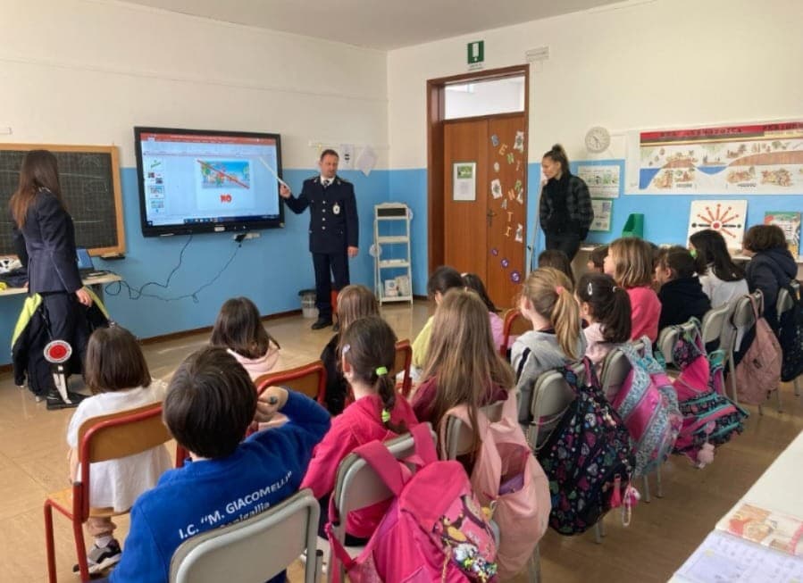 Sicurezza stradale e legalità:  la Polizia Locale sale in cattedra  per 1400 studenti