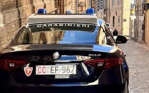 Muore e la tengono in casa per 2 mesi:  è stata trovata distesa sul letto.  Marito e figlio portati in ospedale