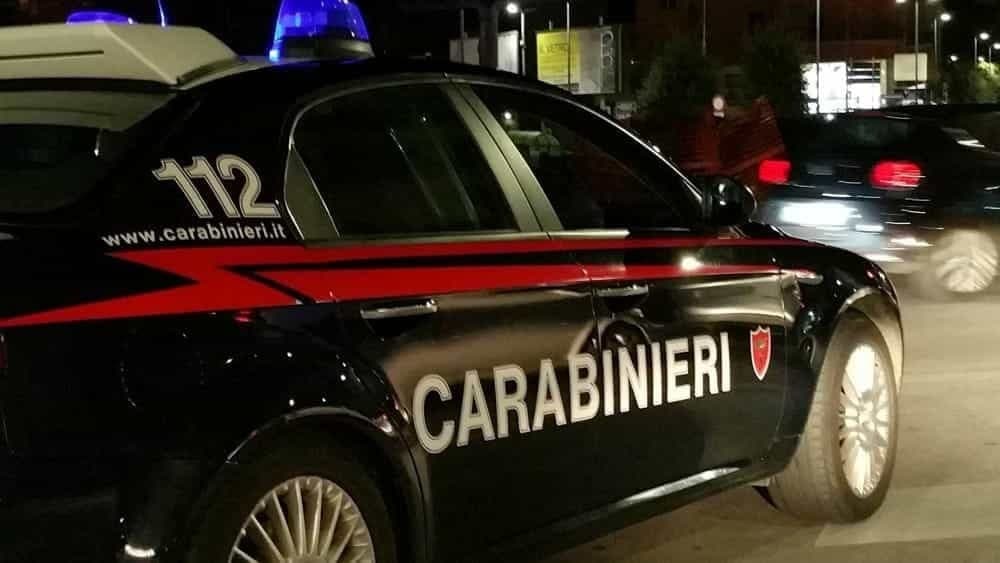 Ubriaco si schianta sull’auto in sosta:  tasso record e senza patente