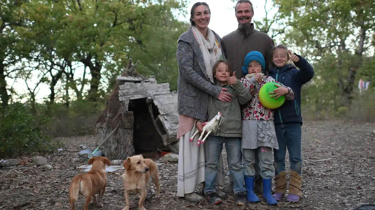Famiglia nel bosco, una delle figlie ricoverata in ospedale: “La madre non è con lei”