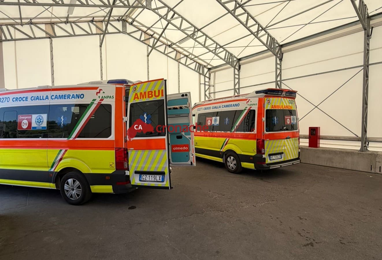 Perde il controllo della moto  e cade in curva:  21enne soccorso sulla strada del Conero