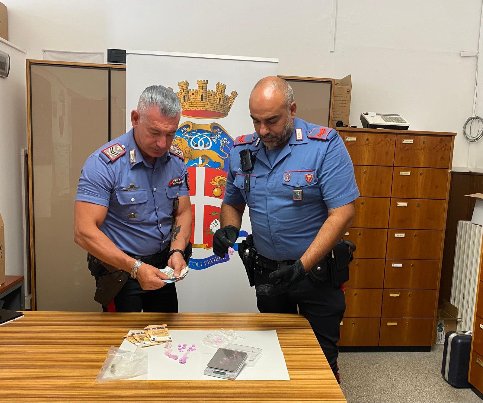 Pasticche di ecstasy in tasca,  marijuana e contanti a casa:  trovato con le dosi da spacciare