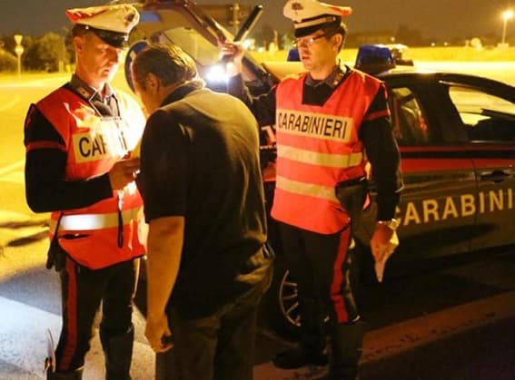 Alla guida ubriaco:  nei guai un 24enne