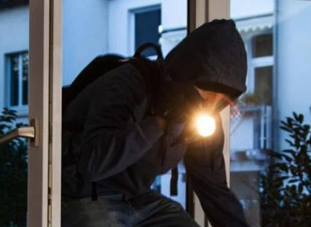 Vede un uomo incappucciato e urla. Furto sventato dalla vicina di casa