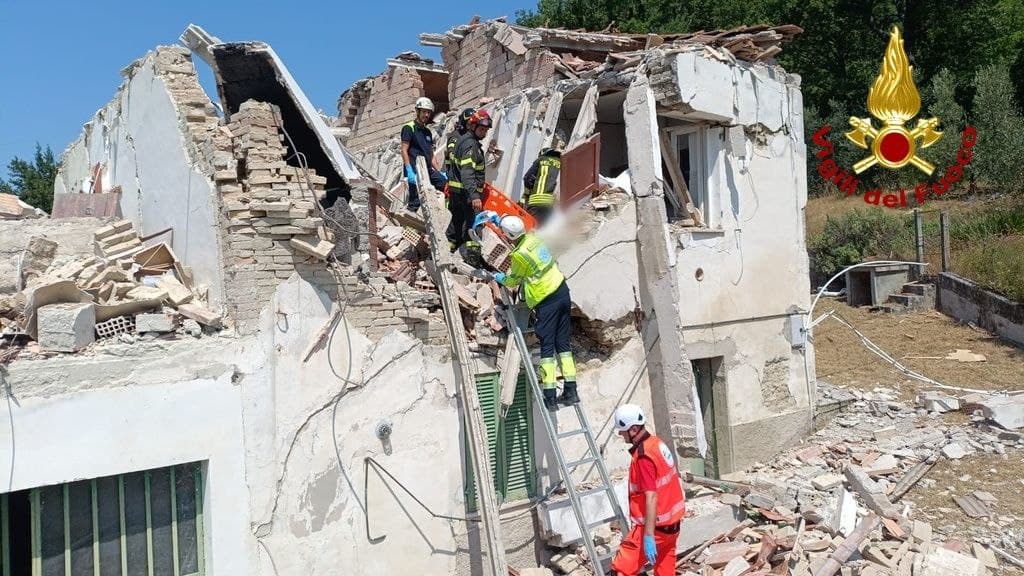 Casa colonica crolla  a seguito di uno scoppio:  una persona intrappolata, messa in salvo