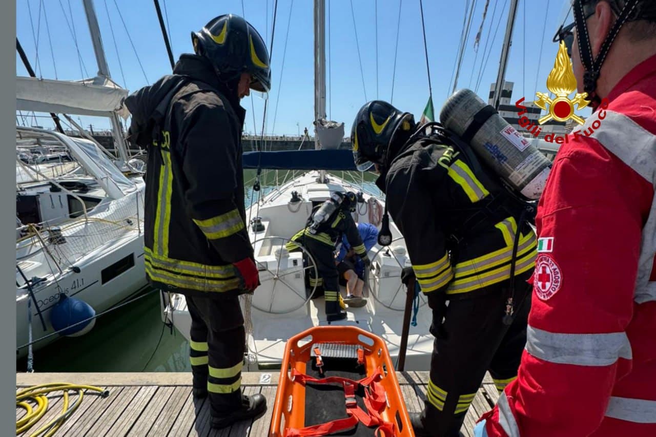 Simulazione d’incendio  sulla barca a vela:  maxi esercitazione al porto