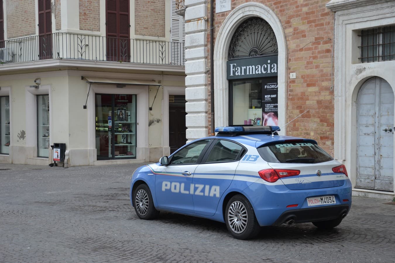 Ruba il portafoglio dall’auto  mentre la proprietaria scarica la spesa:  scatta anche il foglio di via