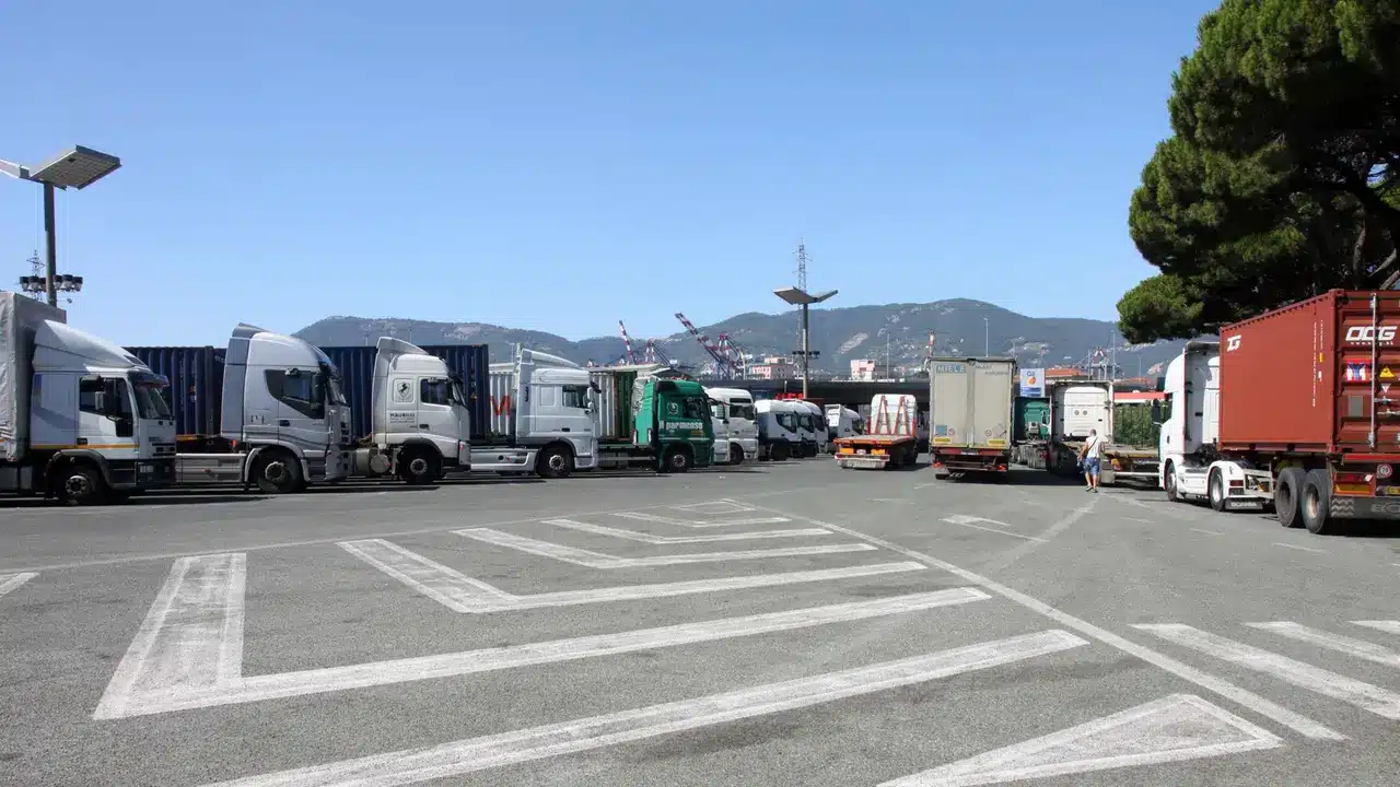Proteste dei camionisti, trasporto su gomma in difficoltà nonostante il calo dei carburanti