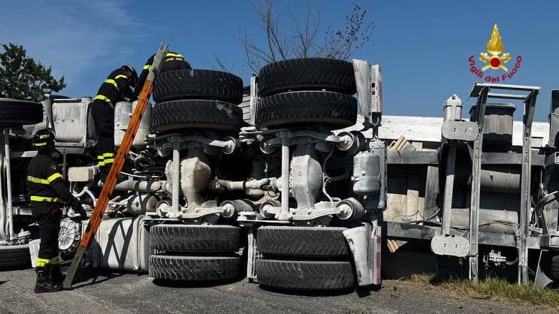 Camion carico di ghiaia si ribalta:  conducente estratto dalle lamiere