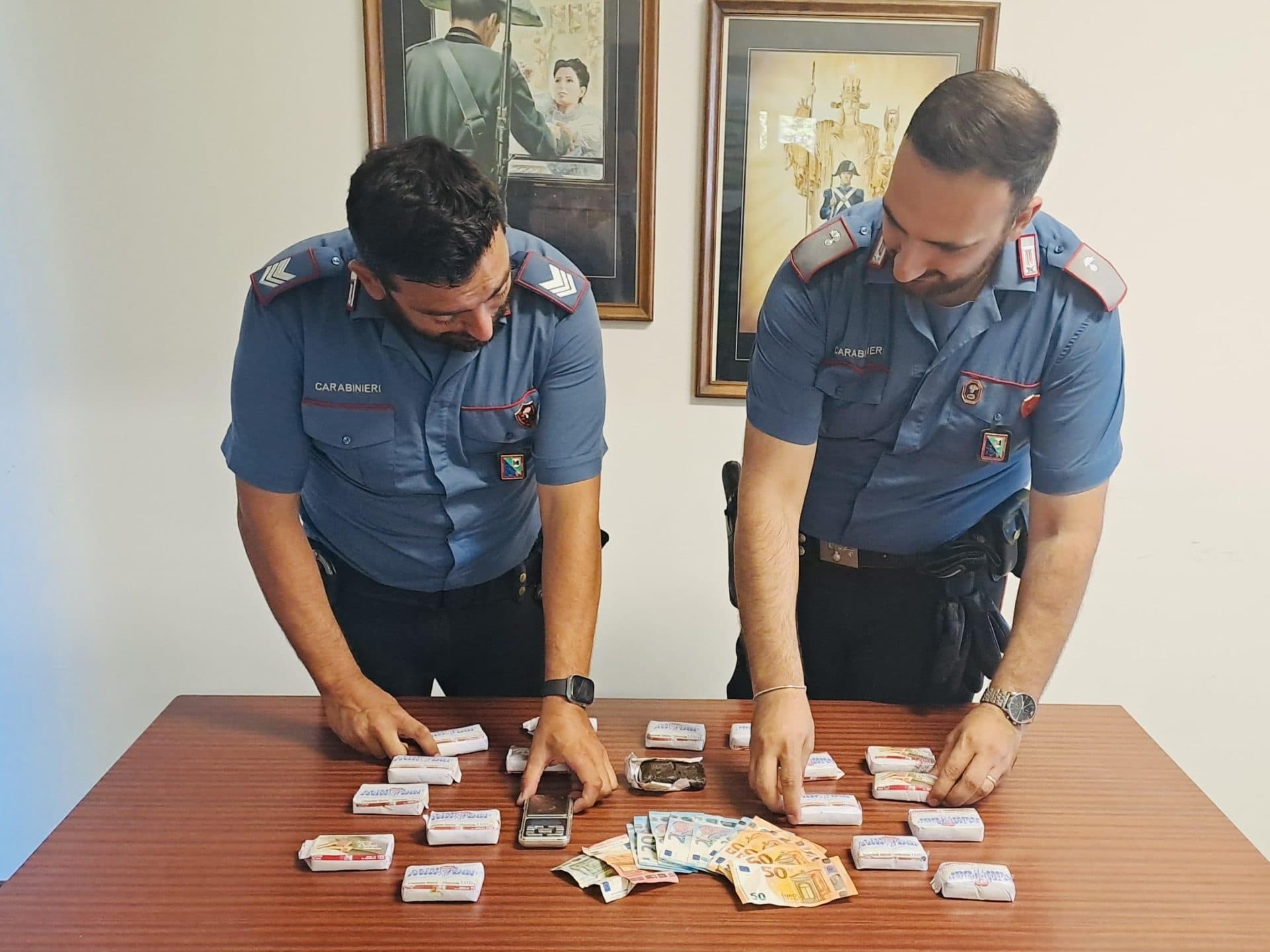 Fermato nella notte con il borsone:  22enne nascondeva due chili di hashish