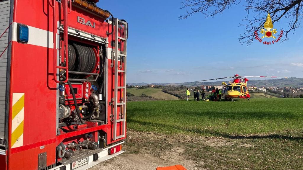 Si ustiona con un cavo elettrico  durante l’incendio:  grave un vigile del fuoco