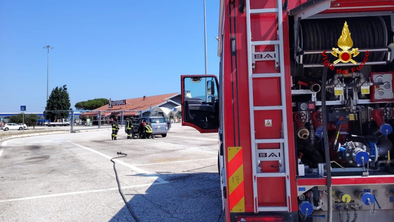 Auto perde gas all’autogrill:  intervengono i vigili del fuoco