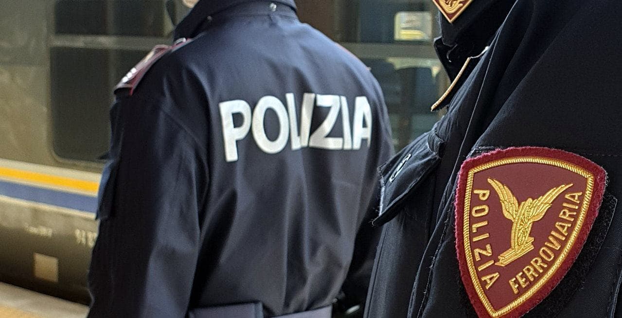 Paura al bar della stazione:  martello nello zaino e ferisce un poliziotto