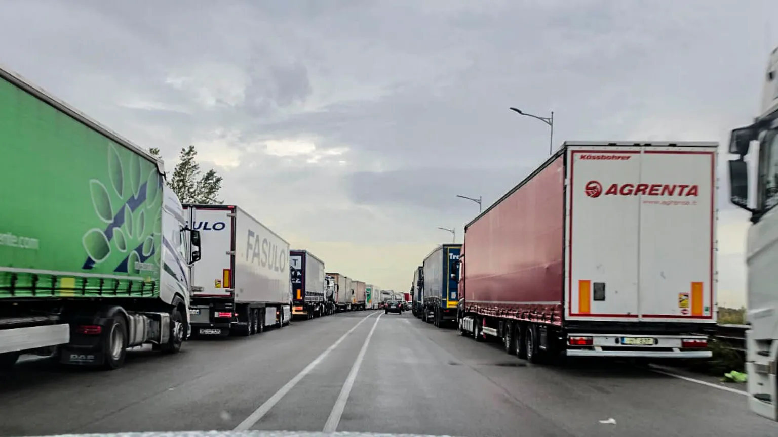 Crotone, finisce il blocco dei Tir sulla Statale 106: autotrasportatori pronti a riprendere la protesta