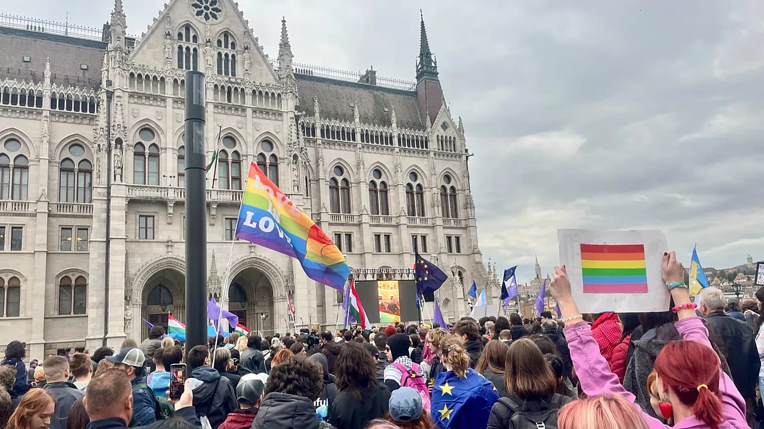 Ungheria: il Parlamento abolisce le restrizioni Lgbtq+ di Orbán, Bruxelles sblocca fondi
