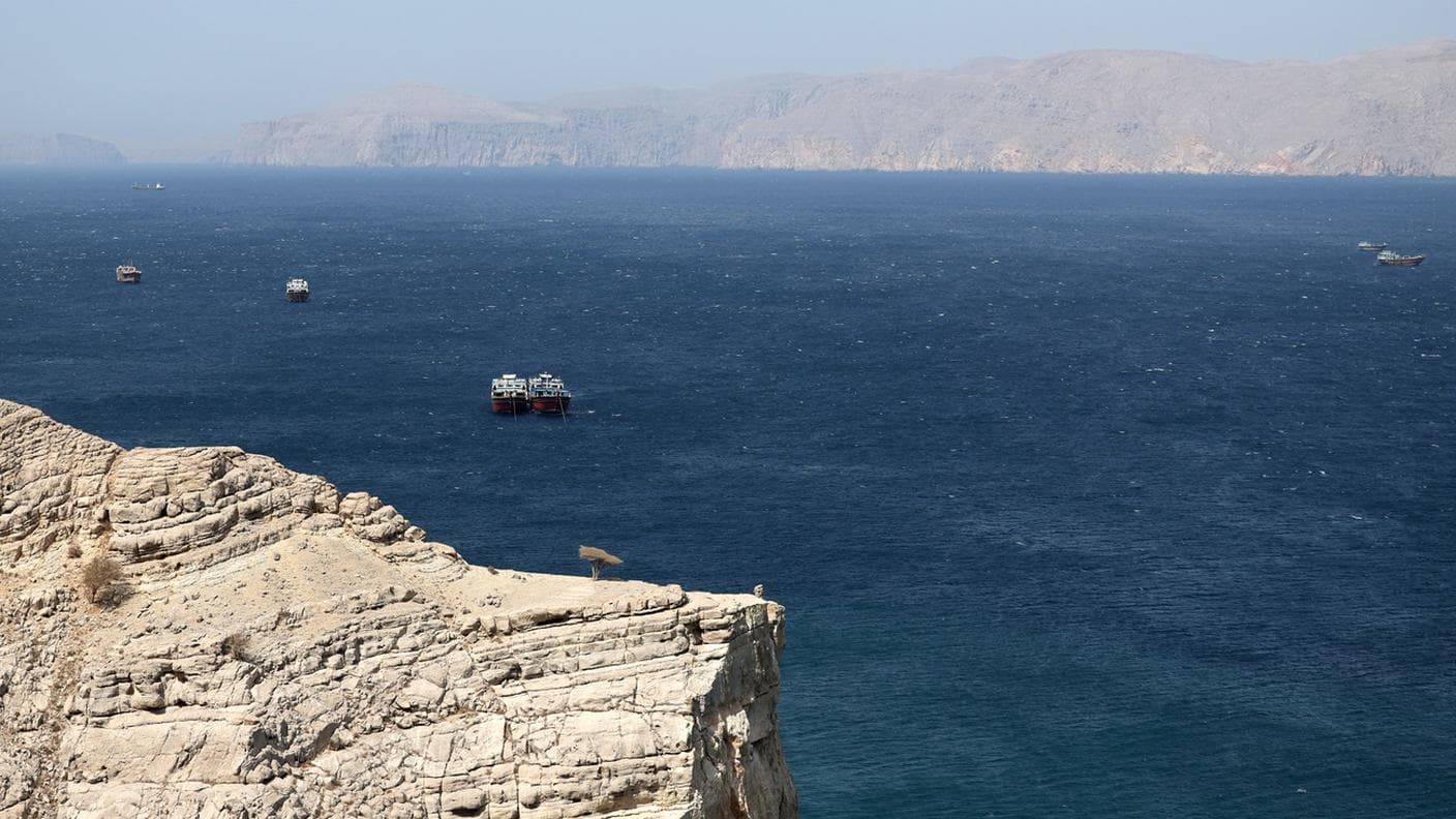 Iran riapre Hormuz: crolla il petrolio, volano le Borse globali
