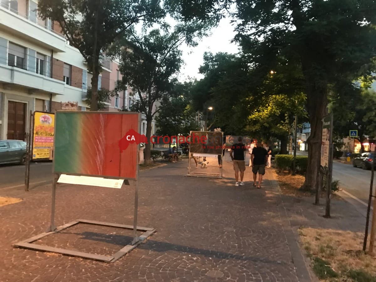 Passeggiata ostacolata  dai cartelloni pubblicitari sul Viale