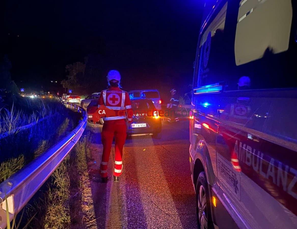 Scontro tra Portonovo e Mezzavalle:  coinvolte due auto, ferito un 19enne