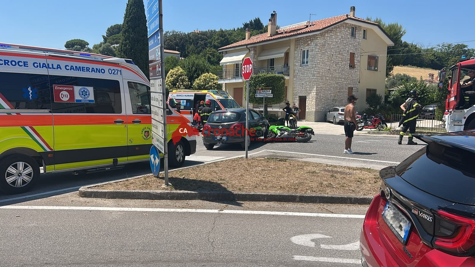 Scontro tra auto e moto,  centauro vola a terra