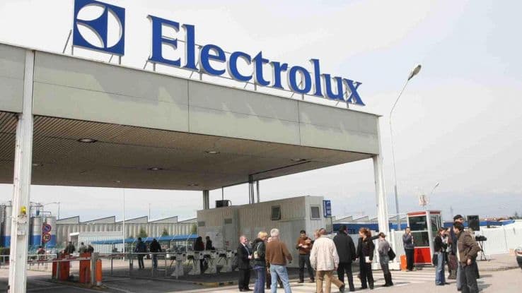 Vertenza Electrolux, intesa al Mimit:  «Bicchiere mezzo pieno». Opposizione:  «Ok, ora concretizziamo questa tregua»