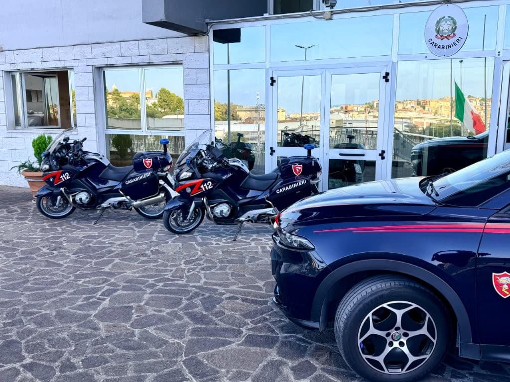 Picchia selvaggiamente la moglie:  i carabinieri lo scoprono nell’armadio
