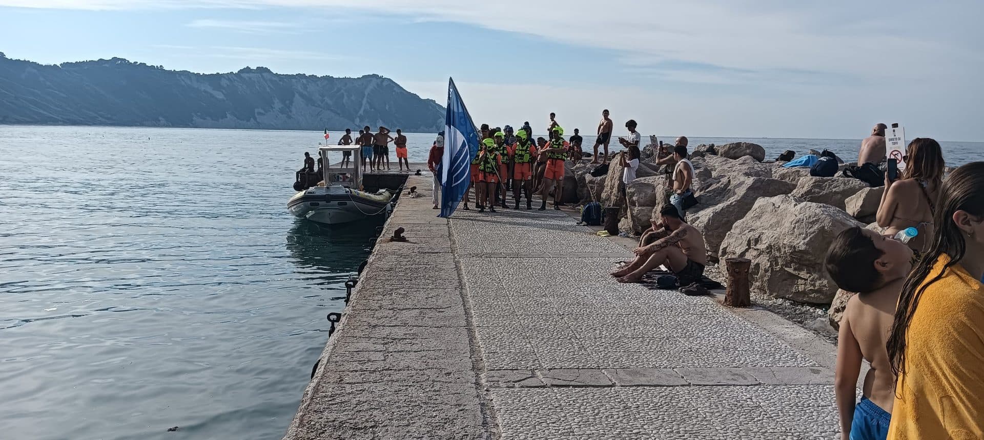 A Portonovo sventola  la Bandiera Blu arrivata via mare