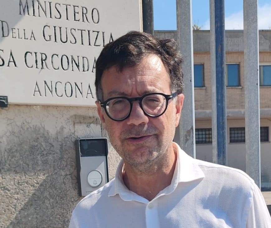 Andrea Nobili in visita  nel carcere di Montacuto:  «Caldo eccessivo nei reparti»