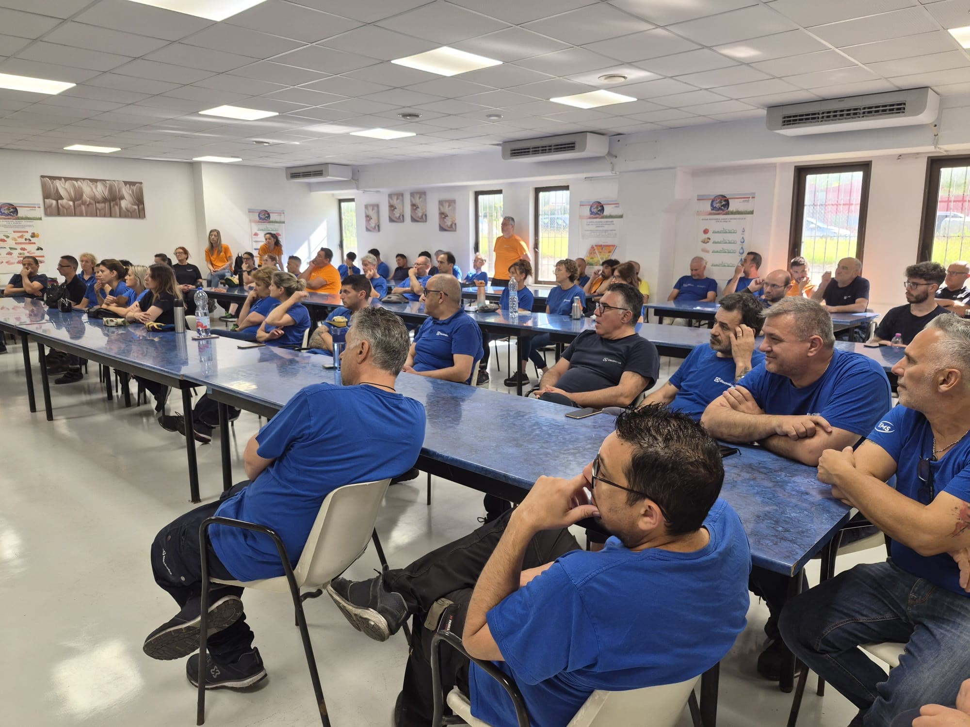 Electrolux, i lavoratori danno  mandato di trattare ai sindacati
