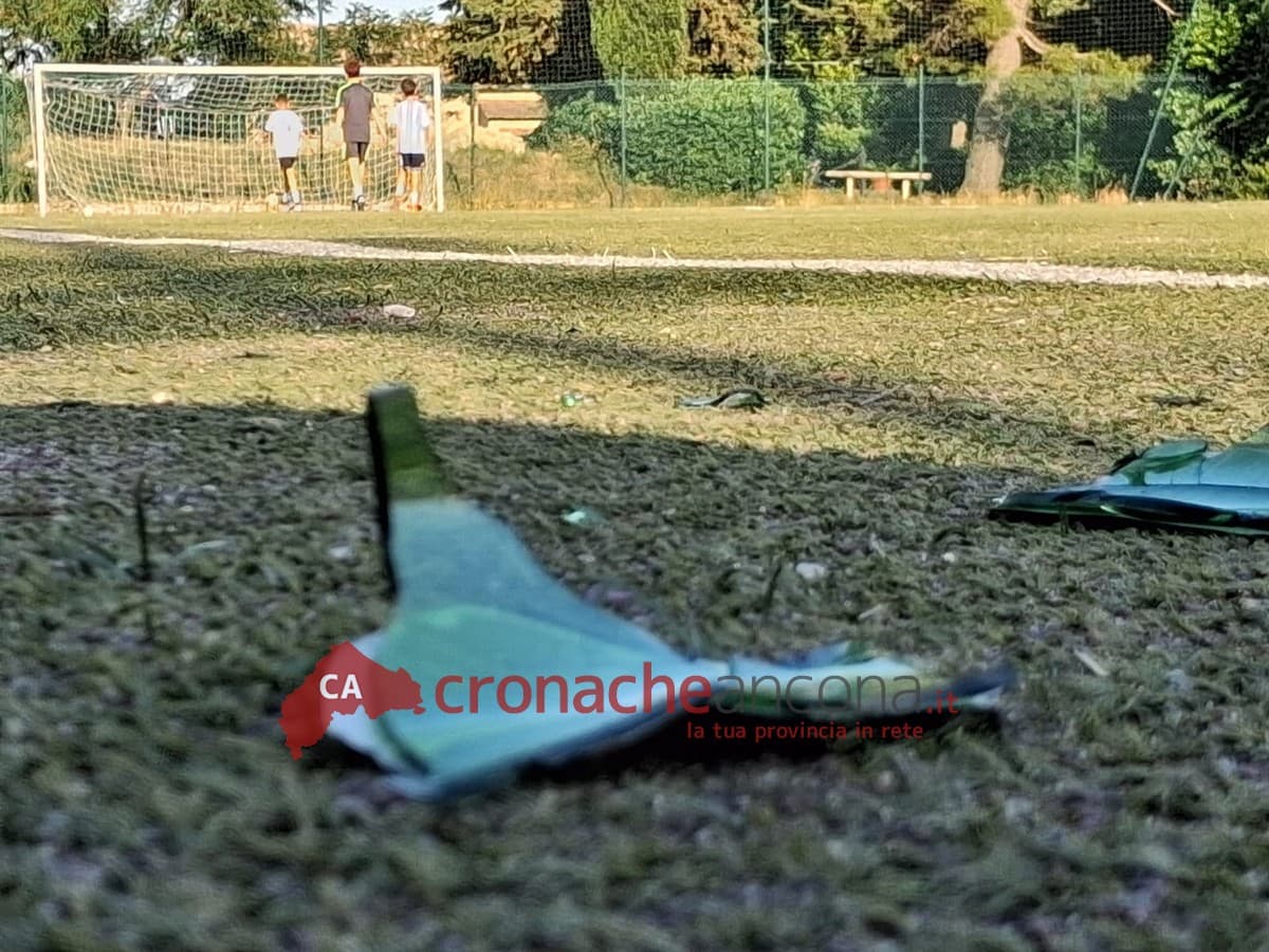 Pietralacroce, il campo del degrado:  tra i bambini che giocano a calcio  spuntano anche i vetri rotti