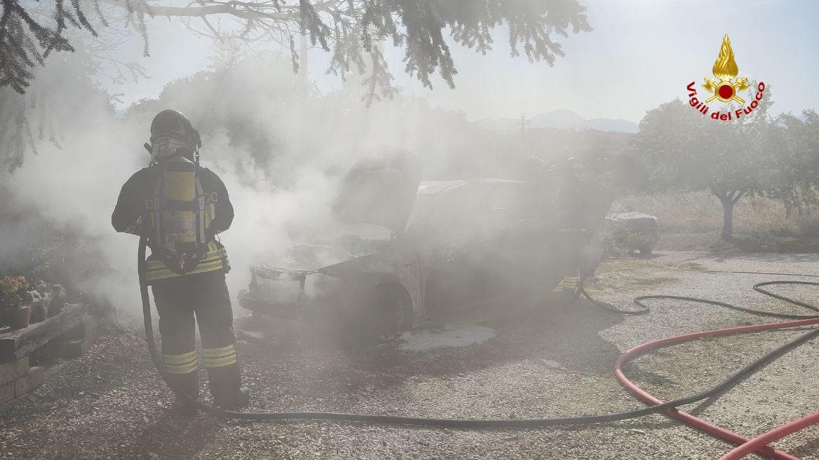 Vettura a metano avvolta dalle fiamme